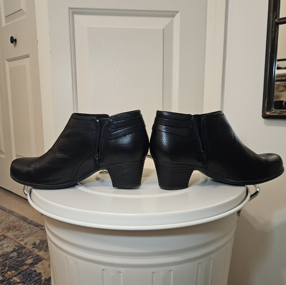 Clarks women's cushion collection mini ankle boots (size 7 1/2) - Picture 6 of 9